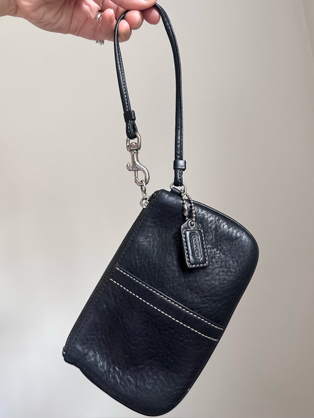 Coach Black Pebbled Leather Wristlet White Contrast Stitching Hangtag Silver
